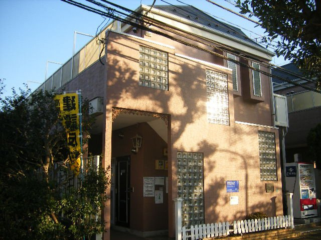 ジュネパレス津田沼第28の外観|ガラスブロックがノスタルジックですね