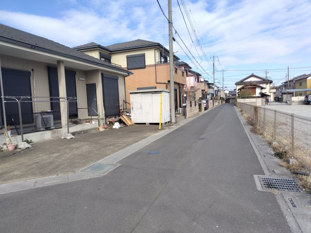 鴻巣市人形１丁目の中古一戸建の前面道路含む現地写真
