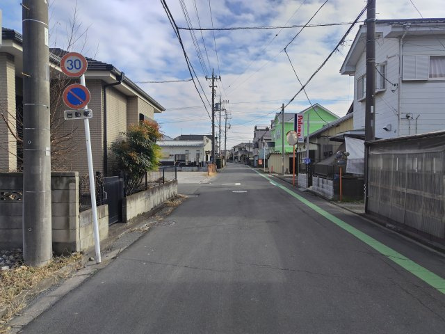 鴻巣市人形１丁目の中古一戸建の前面道路含む現地写真