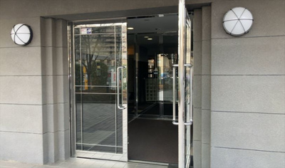 【エントランス】 | クイーンシティ町田 | マンションのエントランスには、もともと風よけや防犯の役割がありますが、マンションによって宅配ボックスなどの設備が備わっている所もあります。日々の生活をイメージしながら生活しやすさをチェックしましょう。