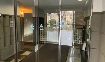 【ロビー】 | クイーンシティ町田 | ラウンジは、マンションの共用スペースに椅子やテーブルなどを配置した利用者が寛げる空間です。屋内型ラウンジと屋外型ラウンジがあります。共用部分の管理状況と合わせて、詳細については現地でご確認ください。
