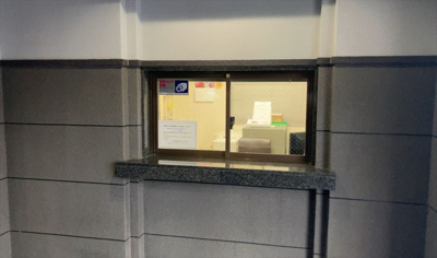 【受付】 | クイーンシティ町田 | 受付はマンションコンシェルジュがいる場合もあれば、管理人が滞在する小部屋を総称して呼ぶことがあります。主にエントランスに設置されていることから、防犯面でも期待ができます。防犯設備がない場合はより安心！