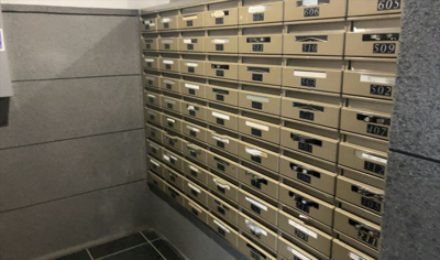 【設備】 | クイーンシティ町田 | エントランス付近に設置されている集合ポストは、住んでいる部屋と離れているため、ポストをあさるなど誰かに何かされていても被害に気づきにくいです。入居する時には他人に特定されにくい番号で鍵をかけましょう！