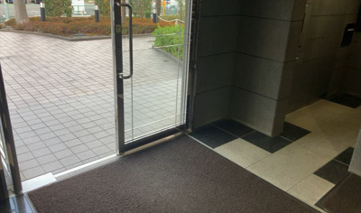 【ロビー】 | クイーンシティ町田 | ロビーというと、エントランスと何がちがうの？と思いますよね。実はロビーとエントランスには明確な決まりはありません。物件によっては、エントランスを入って広がるある程度の広さのある空間がロビーとなります。