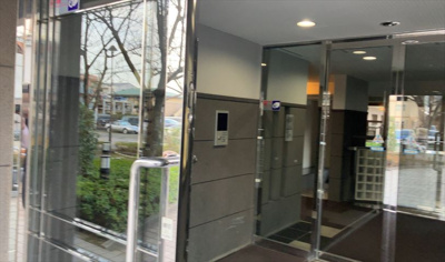 【防犯設備】 | クイーンシティ町田 | 室内の防犯設備もチェックしましょう！モニター付きインターホンが設置されているか、防犯シャッターが設備されているか、ベランダに人が上がってきにくい高さかなどチェックしておくと入居後も安心できるでしょう。