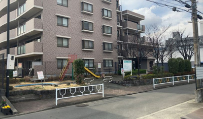 【外観】 | クイーンシティ町田 | 隣家の土地はどうなっているのか、生活利便施設が近くにあるのか、学校まで近いかなど、お客様のライフスタイルにあわせたイメージが重要です。また、近くにあると困る施設が近くにないかも確認するといいでしょう。