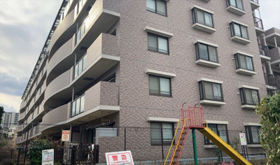 【現況写真】 | クイーンシティ町田 | 眺望の良さを楽しめるダイニングキッチンで家族団らんの時間を過ごしてはいかがでしょうか。バルコニーから見える景色を家族で眺める時間は、時間が経つのを忘れてしまいそうですね。是非、現地を見に行きましょう！