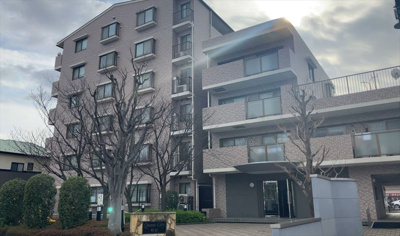 【現況写真】 | クイーンシティ町田 | 景色重視でお家選ぶをするとスーパーが遠い！学校が遠い！など生活をするうえで利便性で困ることもあります。まず一度現地を見学する際に、周辺の施設などがあるかを確認し、暮らし始めた後のことを想像しましょう。