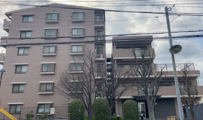 【現況写真】 | クイーンシティ町田 | 道幅が広い場所は日当たりや風通が良好です。幅が広いのですれ違いも可能ですし大きな車でも駐車可能！一方で、大型車が通ることも多くなるため交通量の増加により騒音に繋がります。また土地の値段が高くなります。