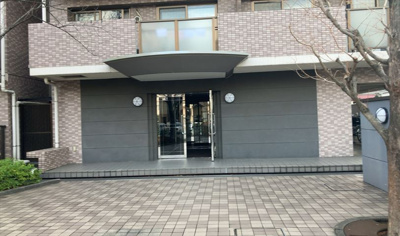 【玄関】 | クイーンシティ町田 | 玄関は家の顔でもあり、家族以外の目にも止まる場所です。玄関は外との間を仕切る扉、靴などをしまっておく収納スペース、靴脱ぎのたたきスペース、来客とのやり取りをするドアホンなど複数のアイテムからなります。