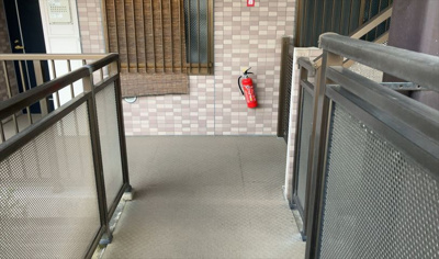 【内装】 | クイーンシティ町田 | 共有部分は、住民なら誰もが使える設備のこと。例えば駐車場やエレベーター、インターネット設備、セキュリティ設備などがあります。他にも、マンションの廊下・外部階段やエントランス・ゴミ置き場などがあります。