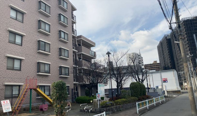 【外観】 | クイーンシティ町田 | 外観はマンション管理がされているかの目安になります。築年数が古いと、壁面は劣化してひび割れが生じることも！建物が古びていても細かいところが修繕されていると、きちんと管理されているなぁと感じるでしょう。