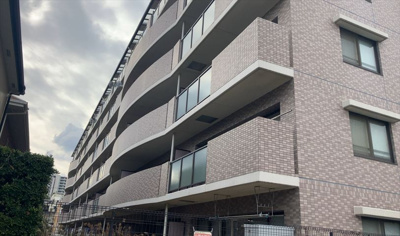 【バルコニー】 | クイーンシティ町田 | 一般的なバルコニーは、奥行1.5ｍ程ですが、ワイルドバルコニーは2ｍまで広がっています。そのため洗濯物の間隔をあけ干すことができ、乾きやすいというメリットや、ガーデニングが楽しめる等の特徴があります。