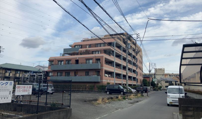 【展望】 | クイーンシティ町田 | 眺望の良さを楽しめるダイニングキッチンで家族団らんの時間を過ごしてはいかがでしょうか。バルコニーから見える景色を家族で眺める時間は、時間が経つのを忘れてしまいそうですね。是非、現地を見に行きましょう！