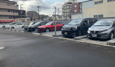【駐車場】 | クイーンシティ町田 | 車一台あたりに必要なスペースは、標準サイズの普通自動車で横幅2m50cm、長さ5mは必要になります。ただし、乗降のことも考慮して横幅3m30cm、長さ5m50cmほどは確保できるところを選びましょう。