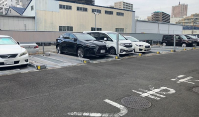 【駐車場】 | クイーンシティ町田 | 駐車場と明記されていても、最小スペースでつくられた駐車場だと大型車は駐車できなかったり、出入りしにくくなったりする可能性があります。お車のサイズと購入したい物件の駐車場のサイズを現地で確認しましょう。
