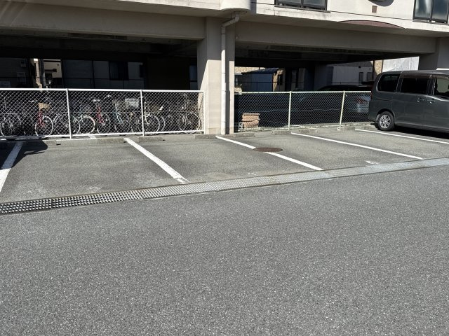 ルネ東辻井の駐車場