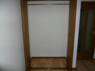 【収納】 | ウィスタリア城南 | 別号室の写真になります。現況優先。