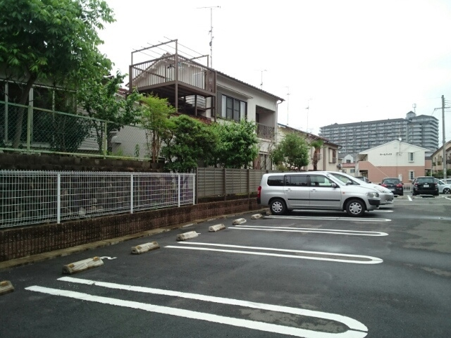 アルバモーダの駐車場