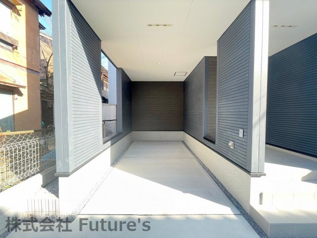 三郷市幸房　新築戸建　全1棟の駐車場|ビルトインガレージなので自転車なども雨に濡れずに置けますね◎