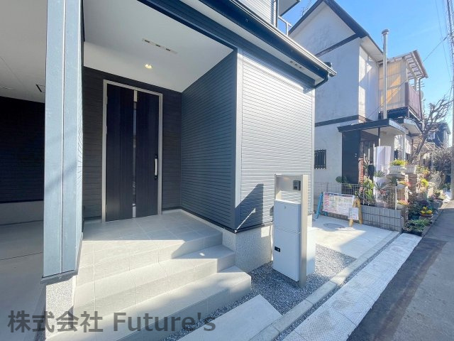 三郷市幸房　新築戸建　全1棟のエントランス|不在時に便利な宅配BOX完備