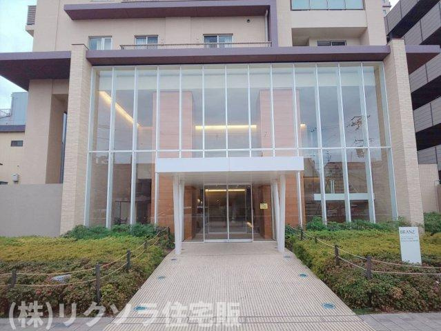 ブランズタワー香里園ロジュマンのエントランス|ガラス張りのエントランス