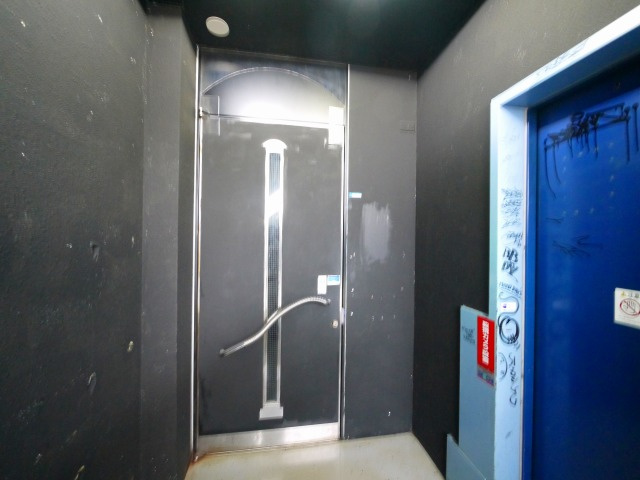 アイリス三条ビルのエントランス