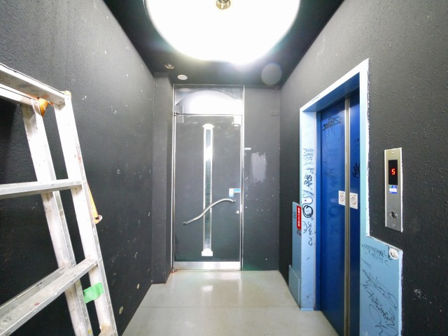 アイリス三条ビルのエントランス