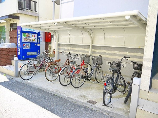 シティエステート南紀寺のその他共用部分|ゆったりとした駐輪スペース。