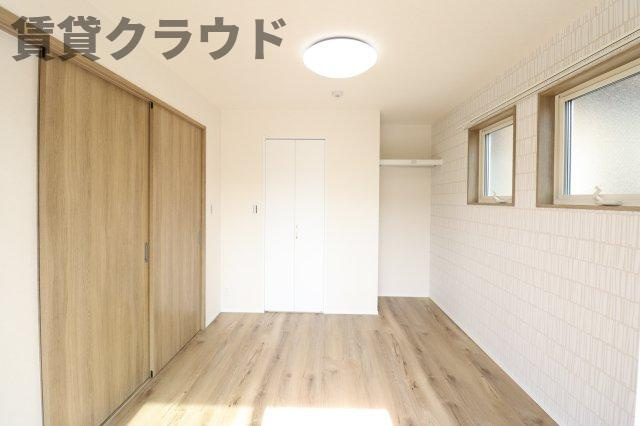 Regaro青葉の森の寝室|広くて明るい寝室