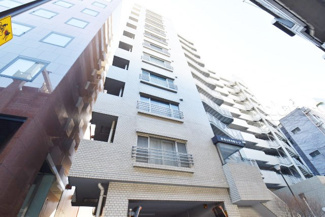 【外観】 | 青空によく映える建物です。手入れの行き届いた外壁やマンション正面エントランスなど、綺麗な姿をぜひ一度、現地にてご覧ください。～即日のご見学可能～　お問合せはお気軽にどうぞ。