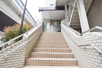 【エントランス】 | お客様を、そして住人を出迎えてくれるマンションのエントランス。ゴミが落ちていないことからも、管理状態の良さや住民の節度の高さが見て取れます。～即日のご見学可能～　お問合せはお気軽にどうぞ。