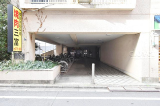 【エントランス】 | 夜間オートロックを備えたマンションのエントランス。時間を区切って皆様の「安全」を確保してくれる設備です。うれしくも安心感のある機能性です。～即日のご見学可能～　お問合せはお気軽にどうぞ。