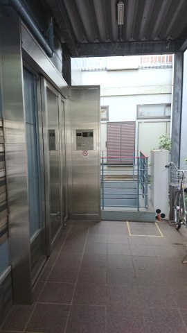 LUビルのエントランス