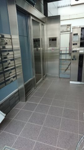 LUビルのエントランス