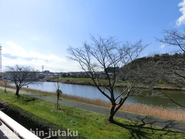 リバージュガーデンウィズ八千代の展望|眼下に新川が望めます