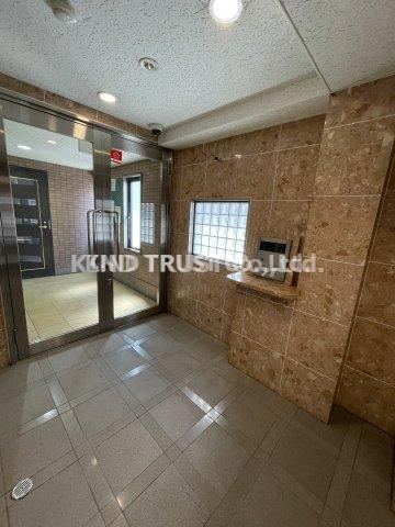 クイーンズコート天満のエントランス|ゆとりのあるエントランスです