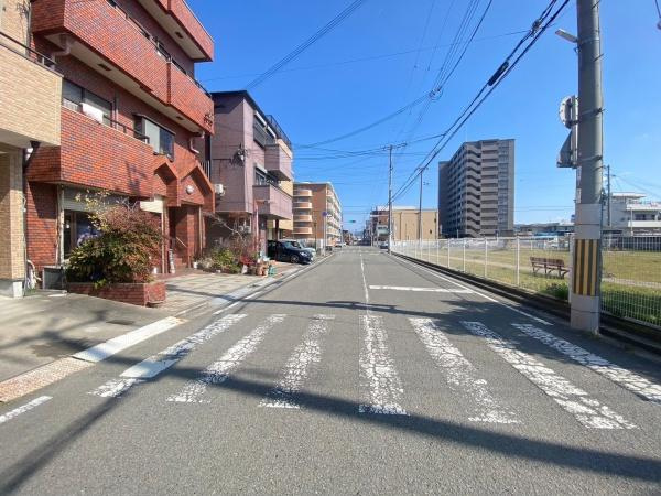 和歌山市黒田　中古戸建の前面道路含む現地写真|学区の宮北小学校は約444m（徒歩約6分）、日進中学校は約1556m（自転車約7分）