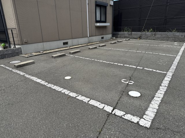 フォーレス井上Aの駐車場