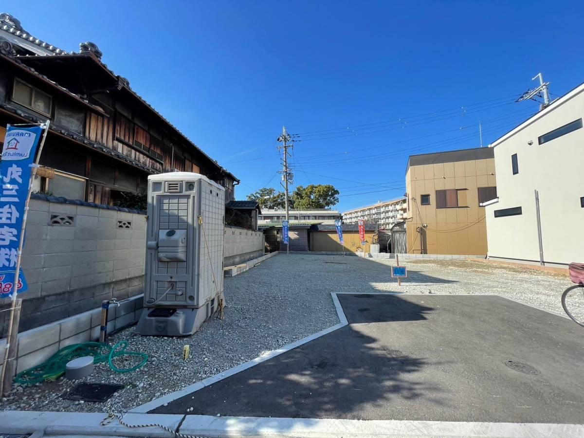 ルミエールタウン天美パート2の前面道路含む現地写真|周辺環境も閑静な住宅街の中にあり、落ち着いた雰囲気の分譲地です。小学校、スーパー、病院、公園も揃っていますので、子育てファミリーに嬉しいですね☆