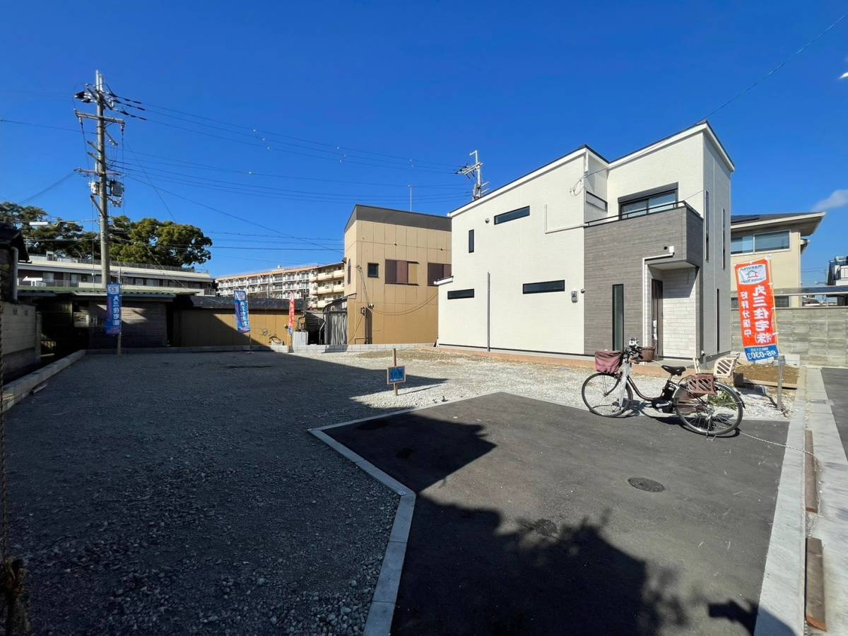 ルミエールタウン天美パート2の前面道路含む現地写真|幹線道路や、高速乗口も近いため、お車のアクセスも良好!
3区画の分譲地です。
月々8万円台前半からのお支払いでご購入可能です♪