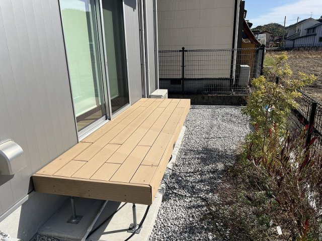 朝倉甲　中古戸建　（未入居物件）の庭|ウッドデッキ付きの日当たりが良いお庭が付いています