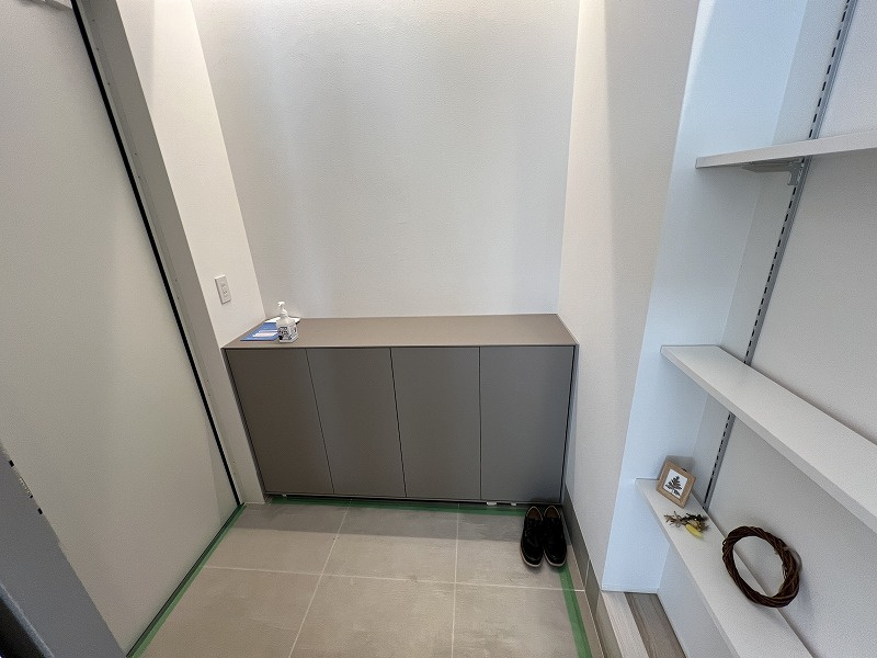 朝倉甲　中古戸建　（未入居物件）の玄関|充実した収納がある玄関です