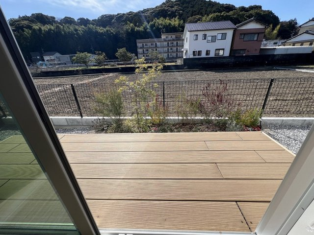 朝倉甲　中古戸建　（未入居物件）の展望|ウッドデッキ付きの日当たりが良いお庭が付いています