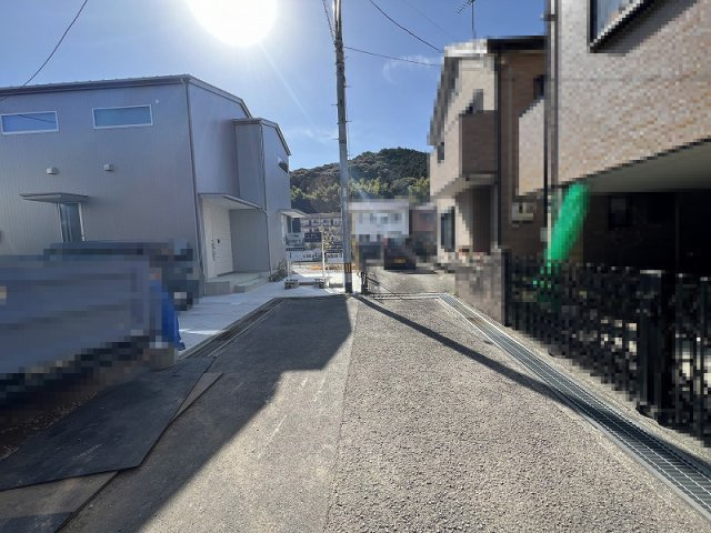朝倉甲　中古戸建　（未入居物件）の前面道路含む現地写真