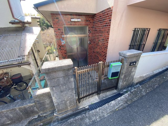 桜ヶ丘町一戸建貸家のエントランス