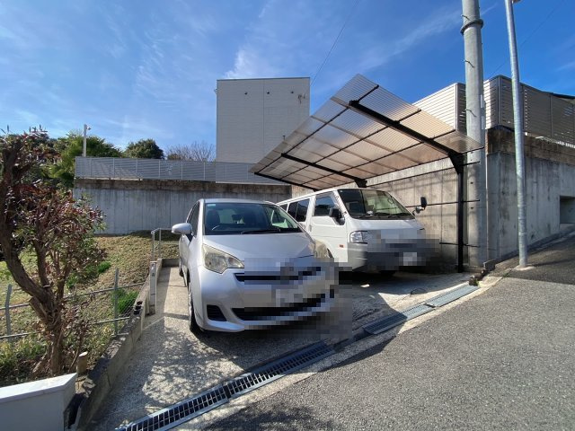 桜ヶ丘町一戸建貸家の駐車場