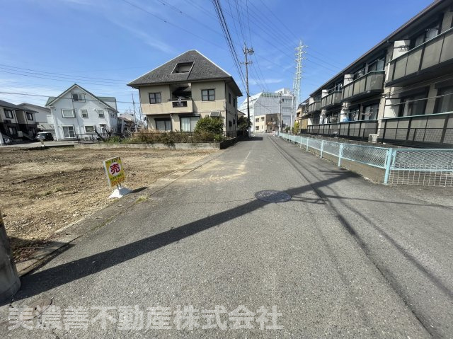 ６２３７６　岐阜市本荘西１丁目土地の前面道路含む現地写真