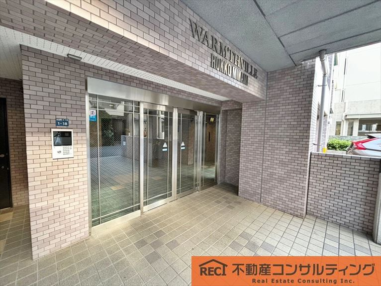 ウォームスヴィル六甲スクエアのエントランス