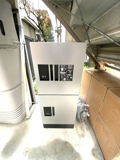 【その他共用部分】 | 共用エントランスには宅配BOXがあるので荷物の受け取りもスムーズに♪再配達を依頼する手間が省けます☆